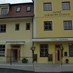فندق Zur Alten Schule 3*