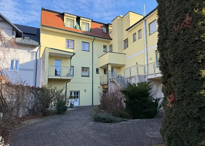 Zur Alten Schule Pitten